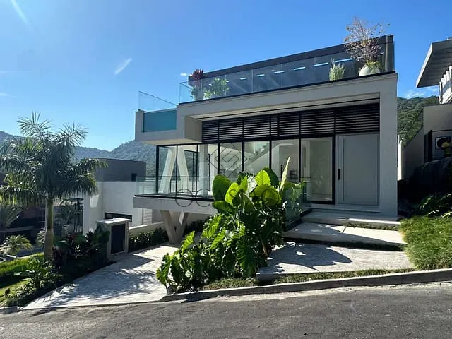 Casa 4 quartos e 4 banheiros, à venda, no bairro Barra em Balneário Camboriú