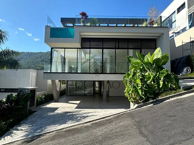 Casa 4 quartos e 4 banheiros, à venda, no bairro Barra em Balneário Camboriú