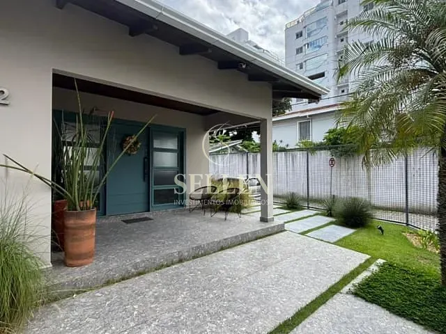 Casa com 450m² 3 quartos e 6 banheiros, para alugar, no bairro Cabeçudas em Itajaí