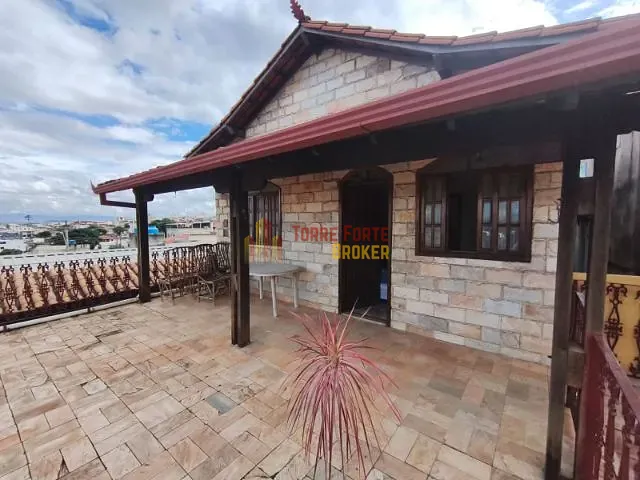 Casa 2 quartos e 3 banheiros, à venda, no bairro Pedra Azul em Contagem
