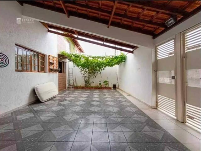 Casa com 250m² 3 quartos e 2 banheiros, à venda, no bairro Vila Suissa em Mogi das Cruzes