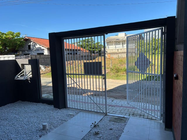 Casa 2 quartos e 2 banheiros, à venda, no bairro Itacolomi em Balneário Piçarras