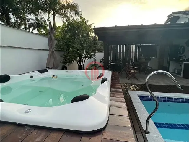 Casa com 785m² 5 quartos e 4 banheiros, à venda, no bairro Balneário Praia do Pernambuco em Guarujá