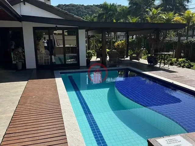 Casa com 785m² 5 quartos e 4 banheiros, à venda, no bairro Balneário Praia do Pernambuco em Guarujá
