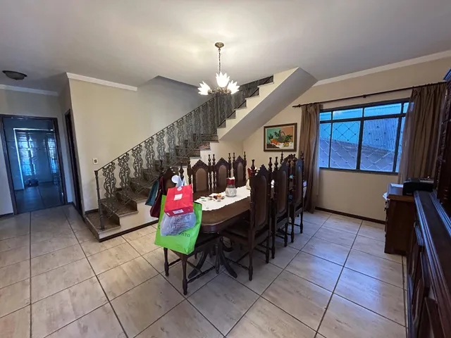 Casa com 720m² 3 quartos e 3 banheiros, à venda, no bairro Funcionários em Barbacena