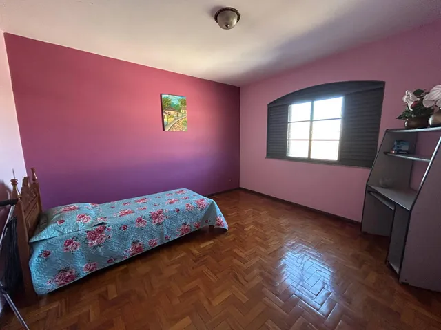 Casa com 720m² 3 quartos e 3 banheiros, à venda, no bairro Funcionários em Barbacena