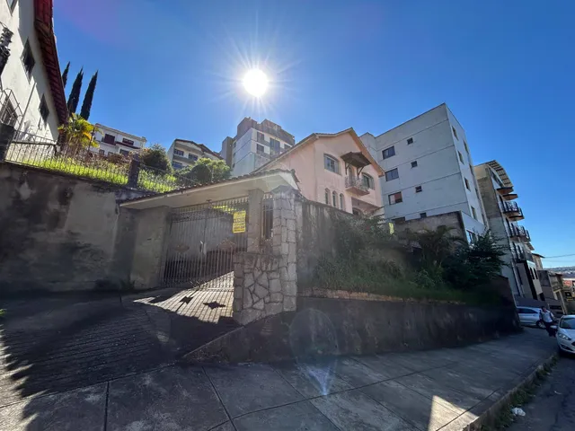 Casa com 720m² 3 quartos e 3 banheiros, à venda, no bairro Funcionários em Barbacena