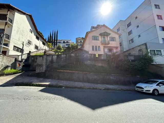 Casa com 720m² 3 quartos e 3 banheiros, à venda, no bairro Funcionários em Barbacena