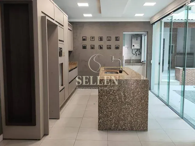 Casa 3 quartos e 4 banheiros, para alugar, no bairro Nova Esperança em Balneário Camboriú