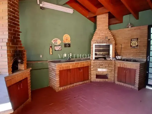 Casa com 1050m² 4 quartos e 6 banheiros, para alugar, no bairro Bela Suiça em Londrina