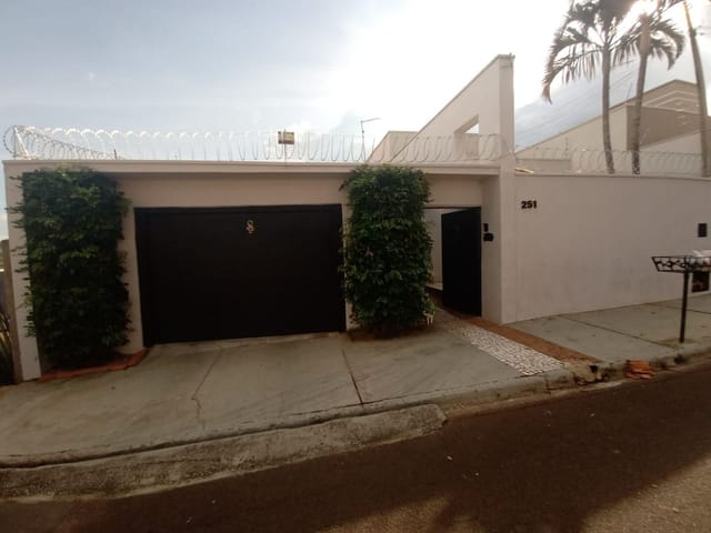 Casa com 300m², à venda, no bairro Riviera de São João em São João da Boa Vista