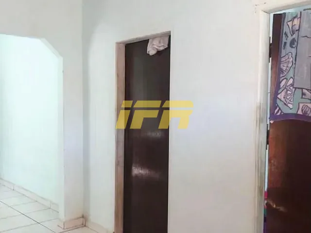 Casa com 244m² 2 quartos e 2 banheiros, à venda, no bairro Vila Jaboticabeira em Taubaté