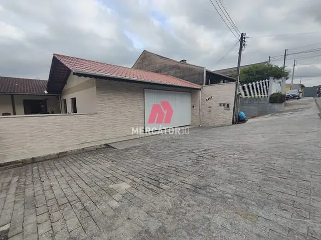 Casa 6 quartos e 3 banheiros, à venda, no bairro Água Verde em Blumenau