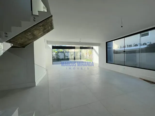Casa com 600m² 5 quartos e 7 banheiros, à venda, no bairro Barra da Tijuca em Rio de Janeiro