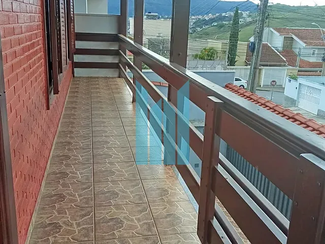 Casa com 250m² 3 quartos e 3 banheiros, à venda, no bairro Jardim Centenário em Poços de Caldas