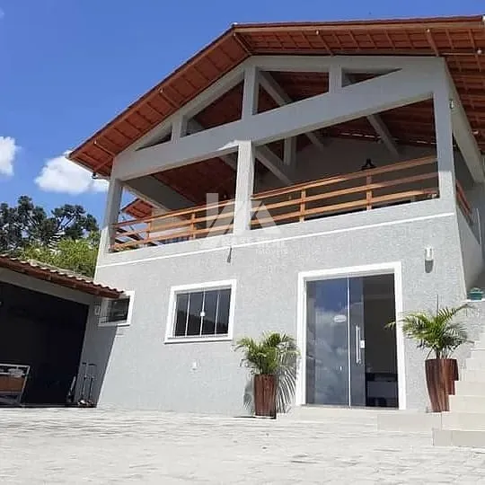 Casa com localização privilegiada em Uvaranas — Uvaranas