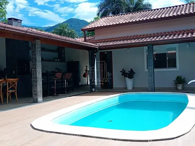 Casa com 500m² 4 quartos e 4 banheiros, à venda, no bairro Centro em Guapimirim