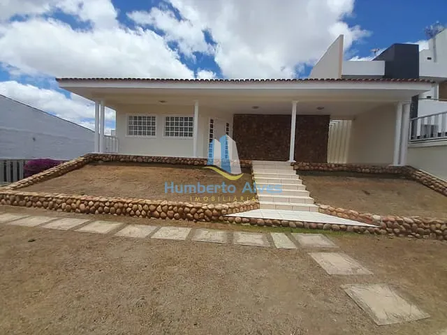 Casa com 864m² 4 quartos e 5 banheiros, à venda, no bairro Candeias em Vitória da Conquista