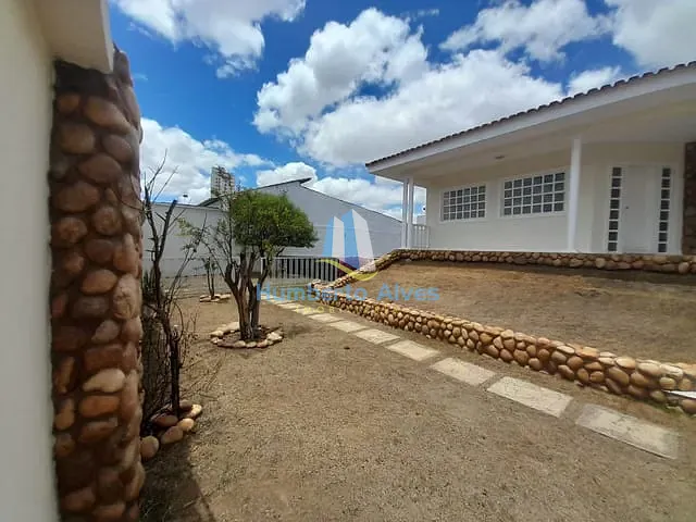 Casa com 864m² 4 quartos e 5 banheiros, à venda, no bairro Candeias em Vitória da Conquista