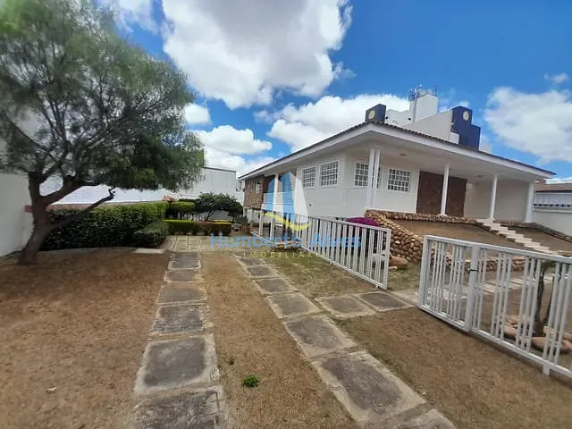 Casa com 864m² 4 quartos e 5 banheiros, à venda, no bairro Candeias em Vitória da Conquista