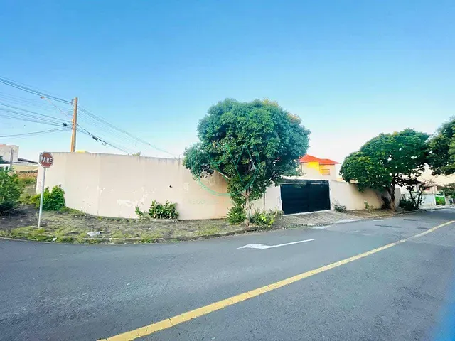 Casa com 700m² 6 quartos e 5 banheiros, à venda, no bairro Quebec em Londrina