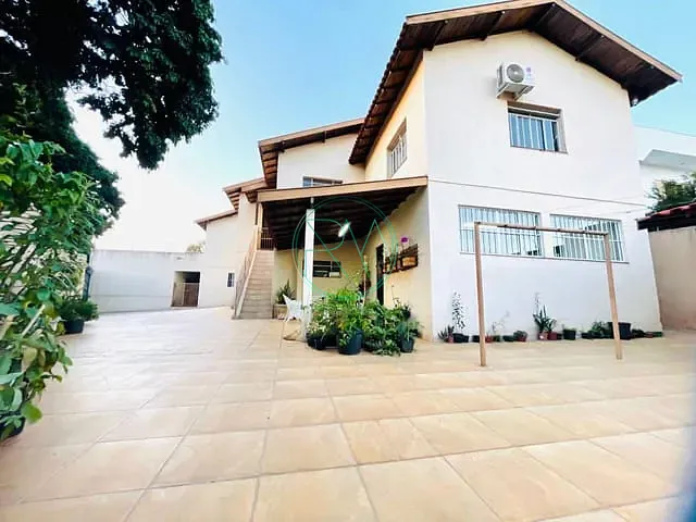 Casa com 700m² 6 quartos e 5 banheiros, à venda, no bairro Quebec em Londrina