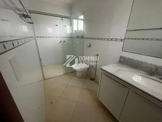 Casa com 475m² 3 quartos e 6 banheiros, para alugar, no bairro Residencial Budeus em Uberaba