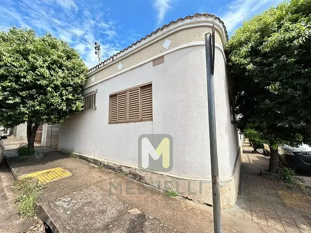 Casa com 261m² 3 quartos e 1 banheiro, à venda, no bairro Centro em Serrana