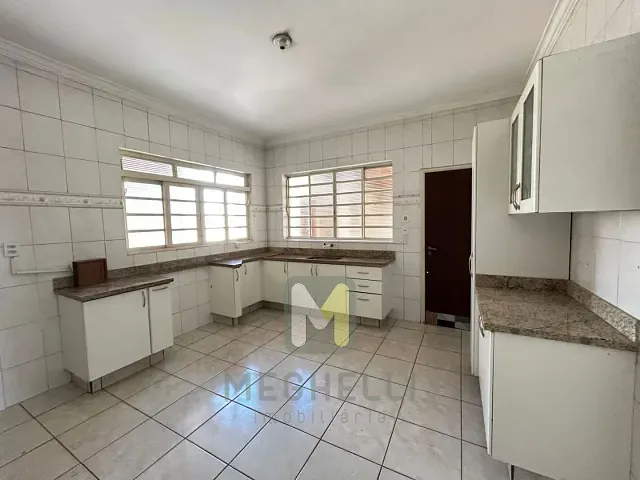Casa com 261m² 3 quartos e 1 banheiro, à venda, no bairro Centro em Serrana