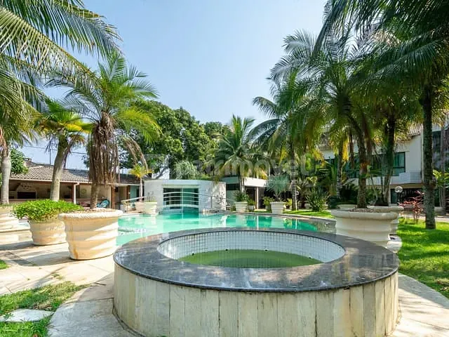 Casa com 2000m² 6 quartos e 2 banheiros, à venda, no bairro Barra da Tijuca em Rio de Janeiro