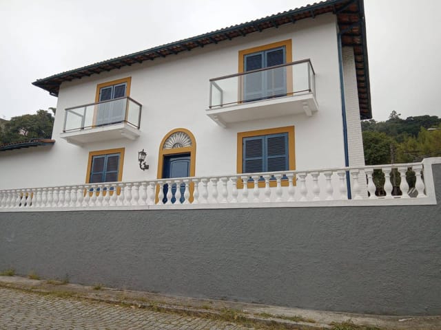 Casa com 400m² 4 quartos e 1 banheiro, à venda, no bairro Valparaíso em Petrópolis