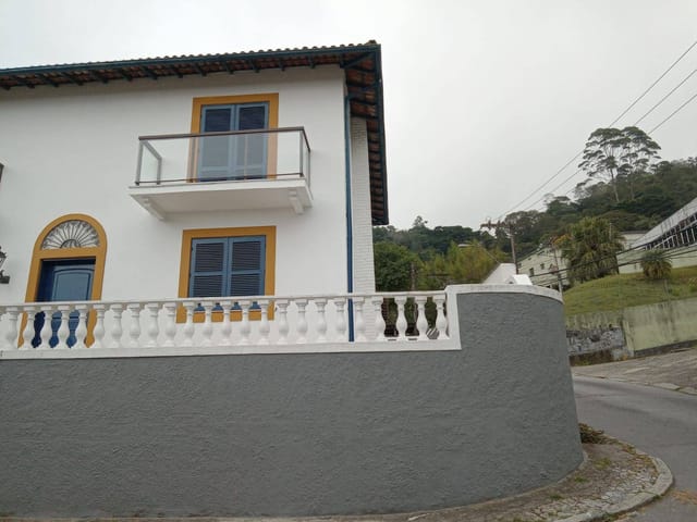 Casa com 400m² 4 quartos e 1 banheiro, à venda, no bairro Valparaíso em Petrópolis