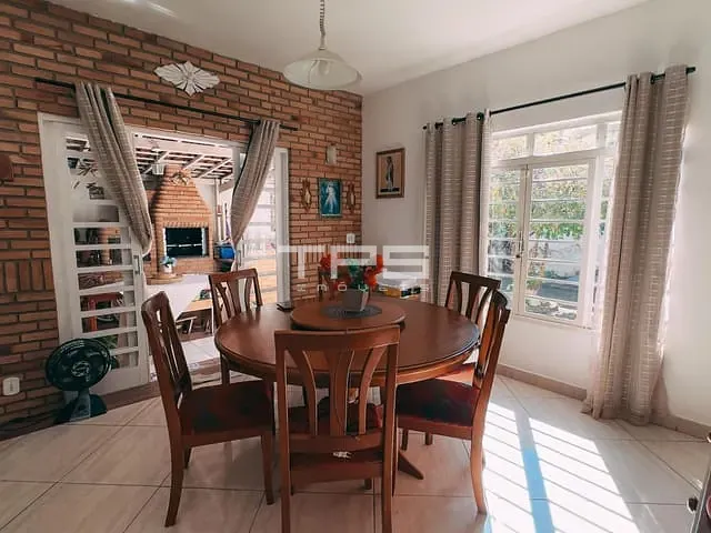 Casa com 350m² 4 quartos e 2 banheiros, à venda, no bairro Vila Santa Rita em Guaratinguetá