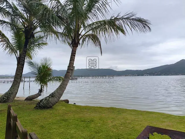Casa 4 quartos e 4 banheiros, à venda, no bairro Barra da Lagoa em Florianópolis
