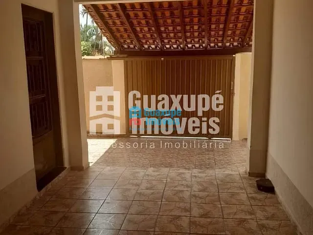 Casa com 208m², à venda, no bairro Parque dos Municípios I em Guaxupé