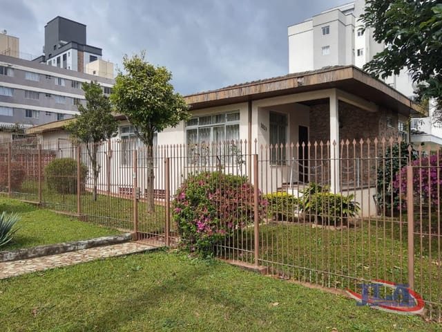 Casa com 455m² 3 quartos e 4 banheiros, para alugar, no bairro Guaíra em Curitiba