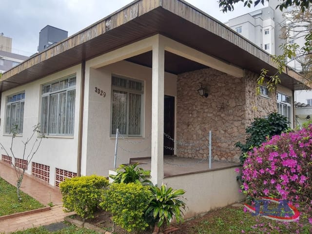 Casa com 455m² 3 quartos e 4 banheiros, para alugar, no bairro Guaíra em Curitiba