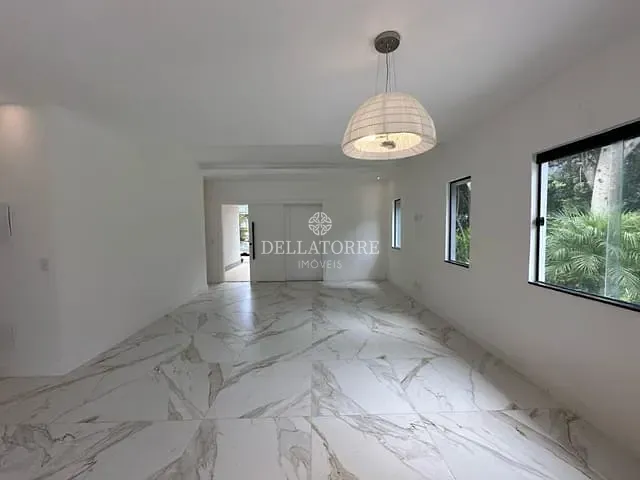 Casa com 388m² 3 quartos e 2 banheiros, à venda, no bairro Green Valley em Teresópolis