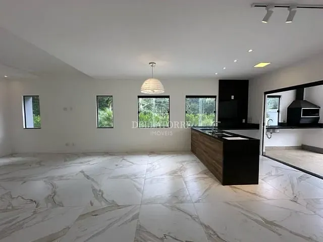 Casa com 388m² 3 quartos e 2 banheiros, à venda, no bairro Green Valley em Teresópolis