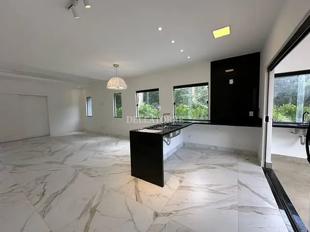 Casa com 388m² 3 quartos e 2 banheiros, à venda, no bairro Green Valley em Teresópolis