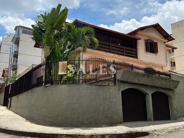 Casa com 351m² 6 quartos e 7 banheiros, à venda, no bairro Santa Cecília em Juiz de Fora