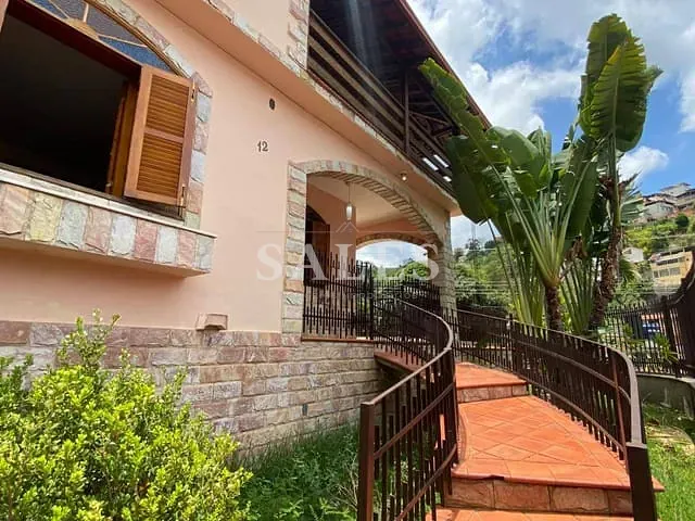 Casa com 351m² 6 quartos e 7 banheiros, à venda, no bairro Santa Cecília em Juiz de Fora