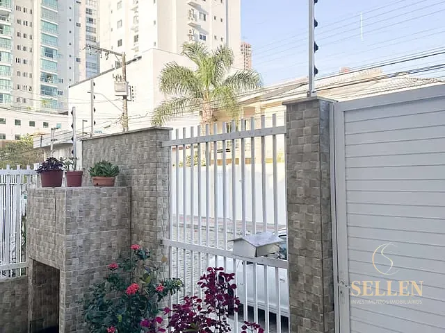 Casa 4 quartos e 2 banheiros, para alugar, no bairro Centro em Balneário Camboriú