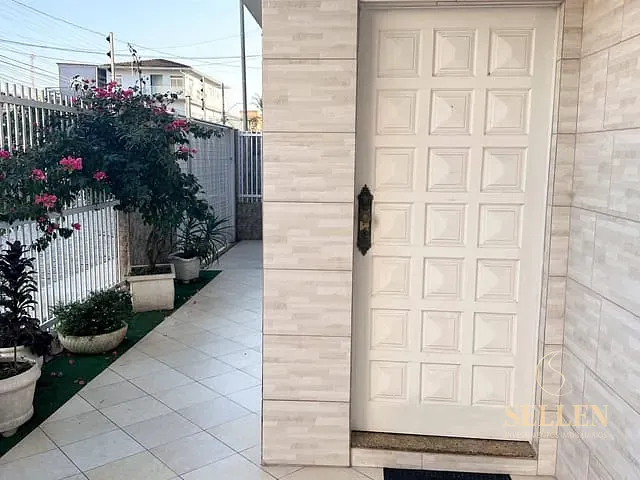Casa 4 quartos e 2 banheiros, para alugar, no bairro Centro em Balneário Camboriú