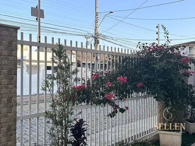 Casa 4 quartos e 2 banheiros, para alugar, no bairro Centro em Balneário Camboriú