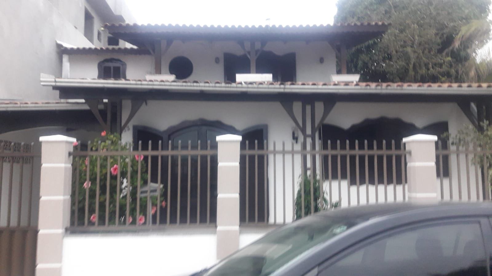 Casa à venda com 4 quartos, 250m² - Foto 1