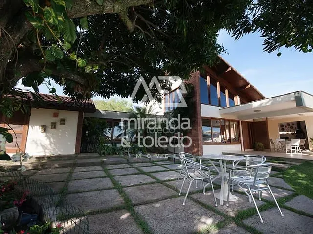 Casa com 1080m² 4 quartos e 6 banheiros, à venda, no bairro São Judas Tadeu em Guarapari