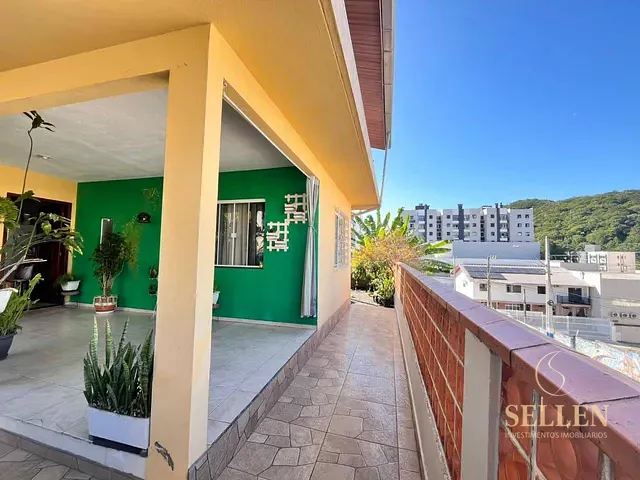 Casa com 270m² 4 quartos e 2 banheiros, à venda, no bairro Ariribá em Balneário Camboriú