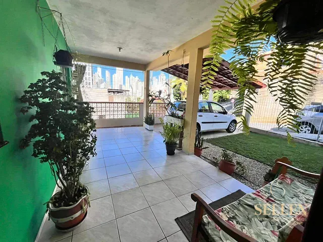Casa com 270m² 4 quartos e 2 banheiros, à venda, no bairro Ariribá em Balneário Camboriú