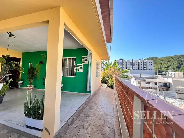 Casa com 270m² 4 quartos e 2 banheiros, à venda, no bairro Ariribá em Balneário Camboriú